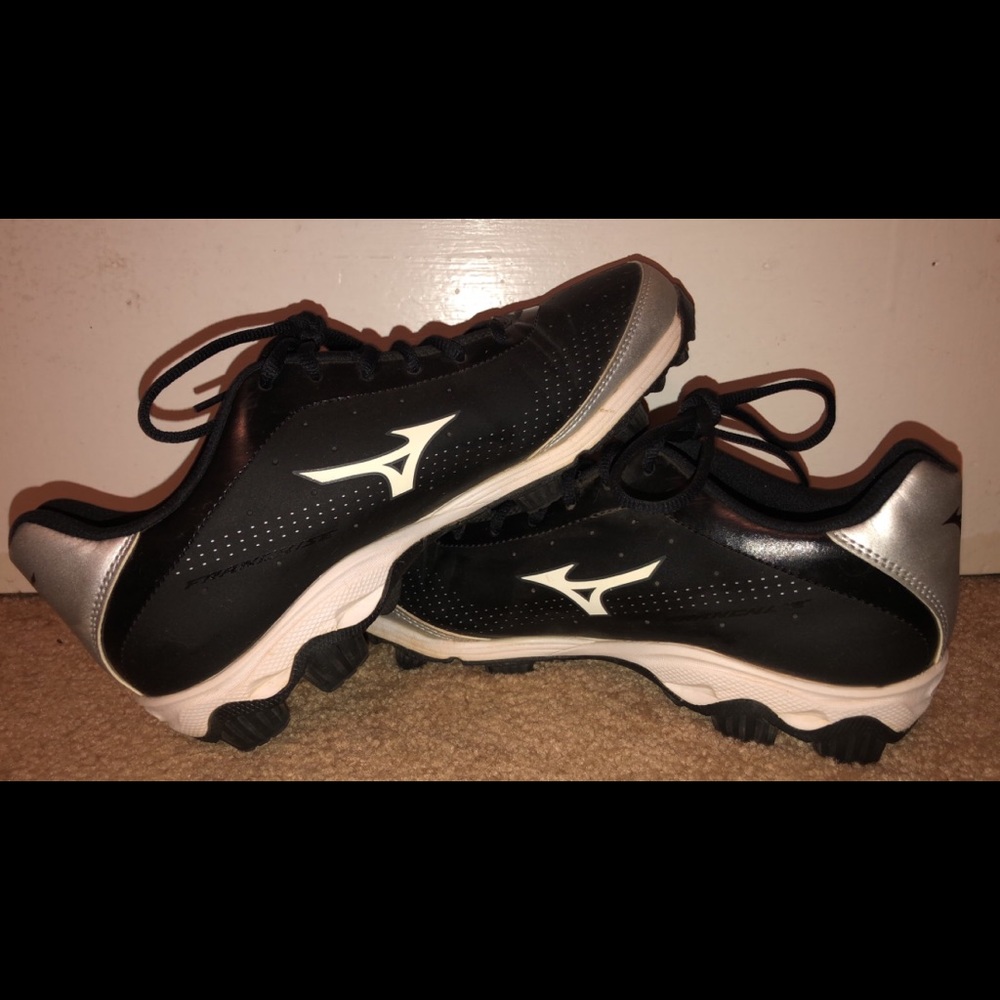 Women’s 8.5 Mizuno Softball Cleats